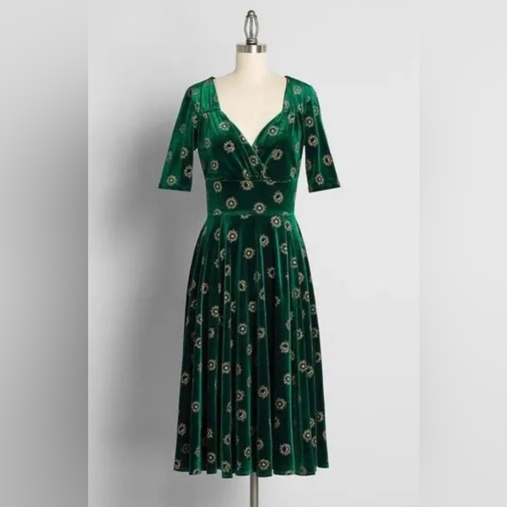Modcloth × Collectif Trixie Green Velvet
Starlight Glitter Swing Dress